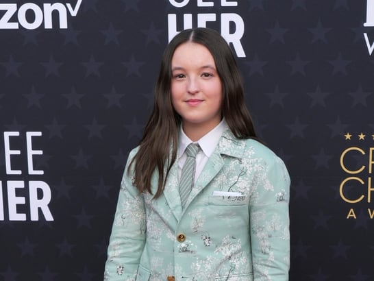 Bella Ramsey llega a los Critics Choice Awards 2024.