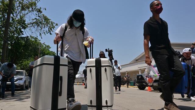 Primer vuelo con migrantes autodeportados salió rumbo a Honduras y Colombia