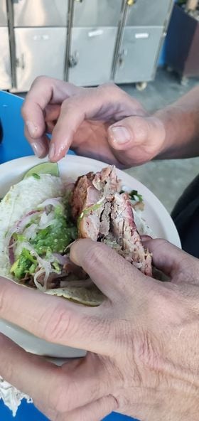Taco de carnitas en Taquería El Abanico.