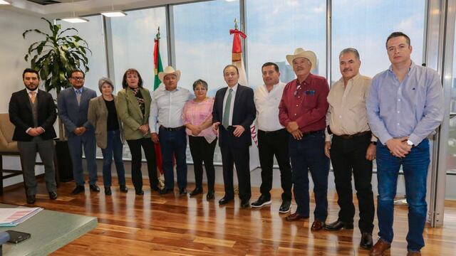 Alfonso Durazo y Raquel Buenrostro establecen diálogo con trabajadores agrícolas.