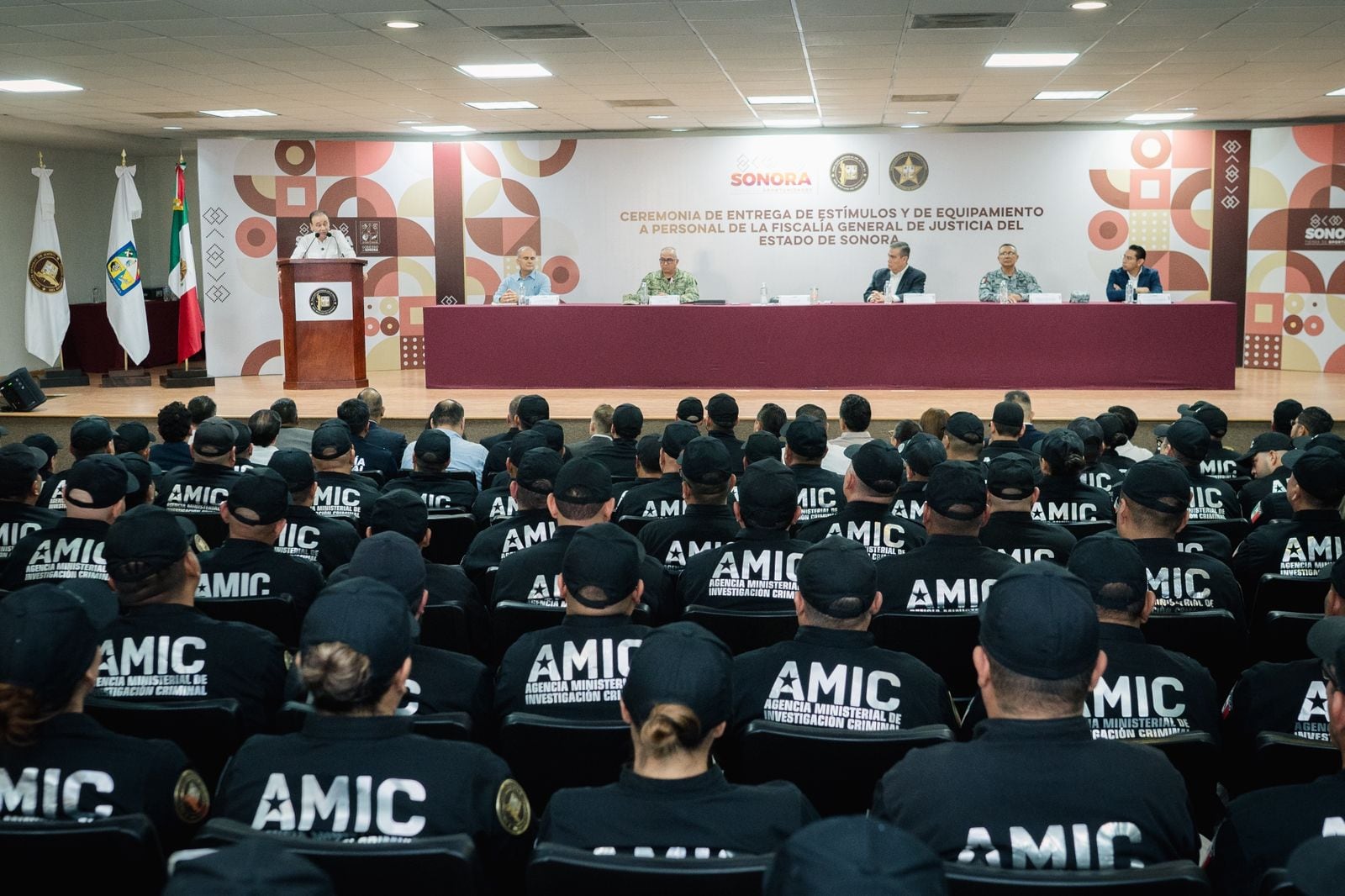 Alfonso Durazo entrega equipamiento y estímulos económicos a FGJE.
