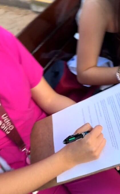 La hicieron firmar un contrato para no volver a hablar con su ex