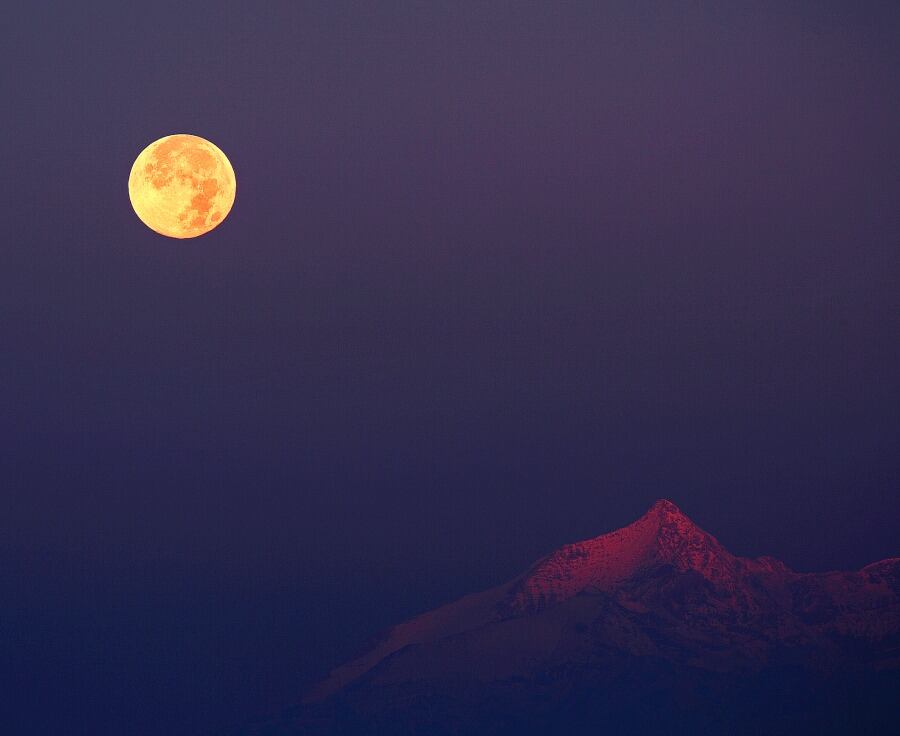 Luna Cazador en los Alpes (Astronomía)
