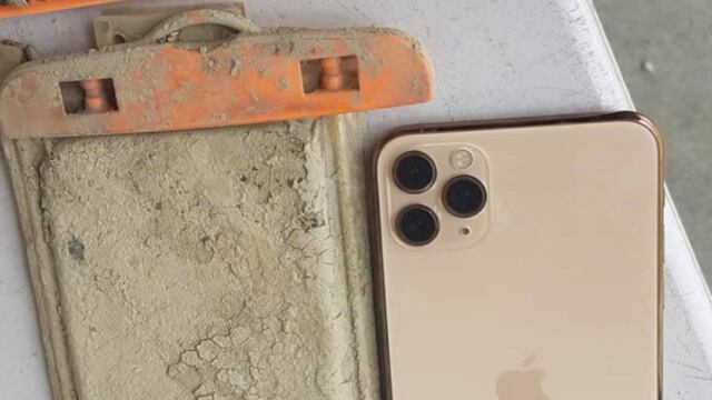 Turista recupera iPhone del fondo de un lago