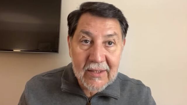 Gerardo Fernández Noroña se bajó del avión y desde Francia mandó mensaje al PRI de Alejandro Moreno