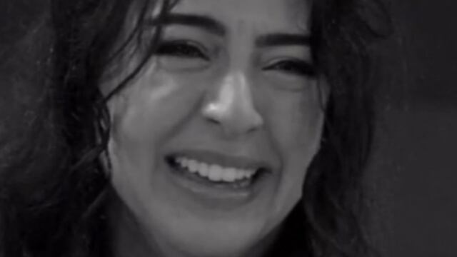 Mujer llorando por el discurso de un niño en su boda