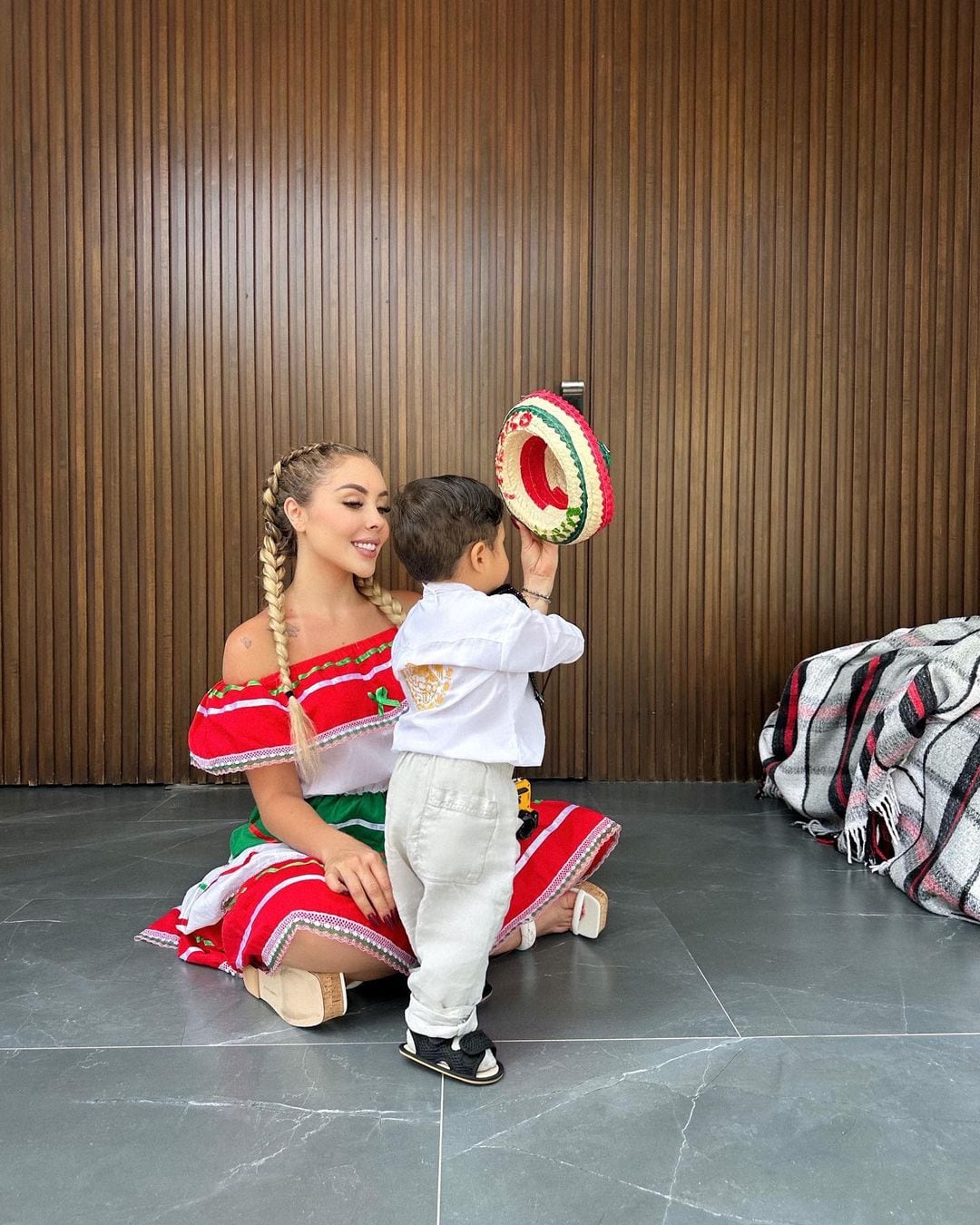 Maya Nazor con Luka, el hijo de Santa Fe Klan.