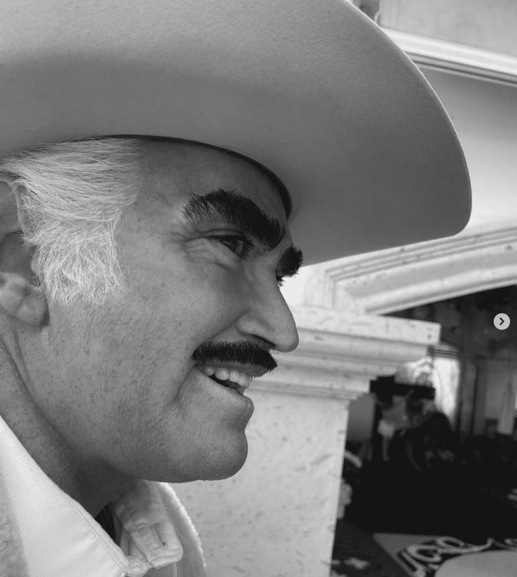 Escultura hiperrealista de Vicente Fernández por Rubén Orozco