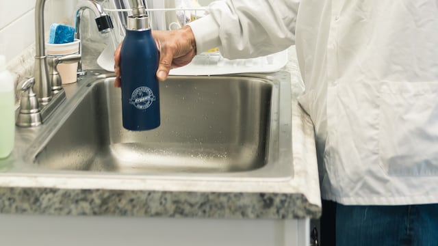En Estados Unidos encuentran sustancias en agua de la llave