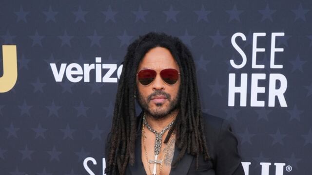 Lenny Kravitz llega a los Critics Choice Awards 2024.