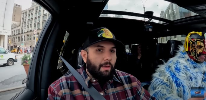 Carin León en plática con el Escorpión Dorado.