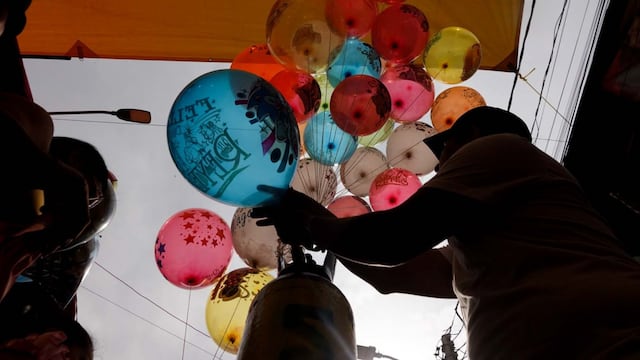 En vísperas de la llegada de los Reyes Magos, familias compran globos de helio