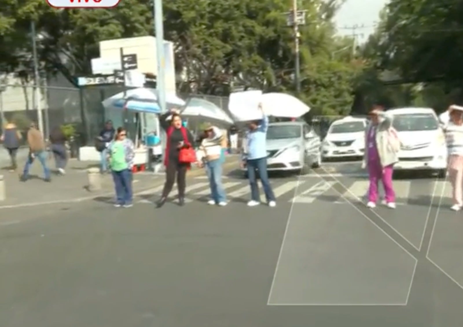 Empleados del ISSSTE exigen pago de vales de fin de año