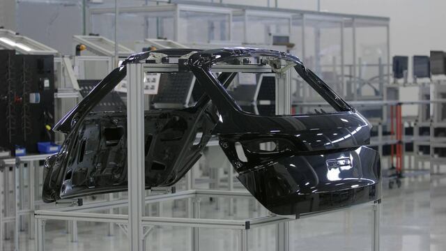 La armadora inglesa, parte del gigante hindú Tata Motors, contempló construir su nuevo complejo en México antes de decidirse por el país balcánico.