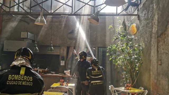 Bomberos atendieron el incendio al interior de un negocio de comida en la colonia Roma Norte