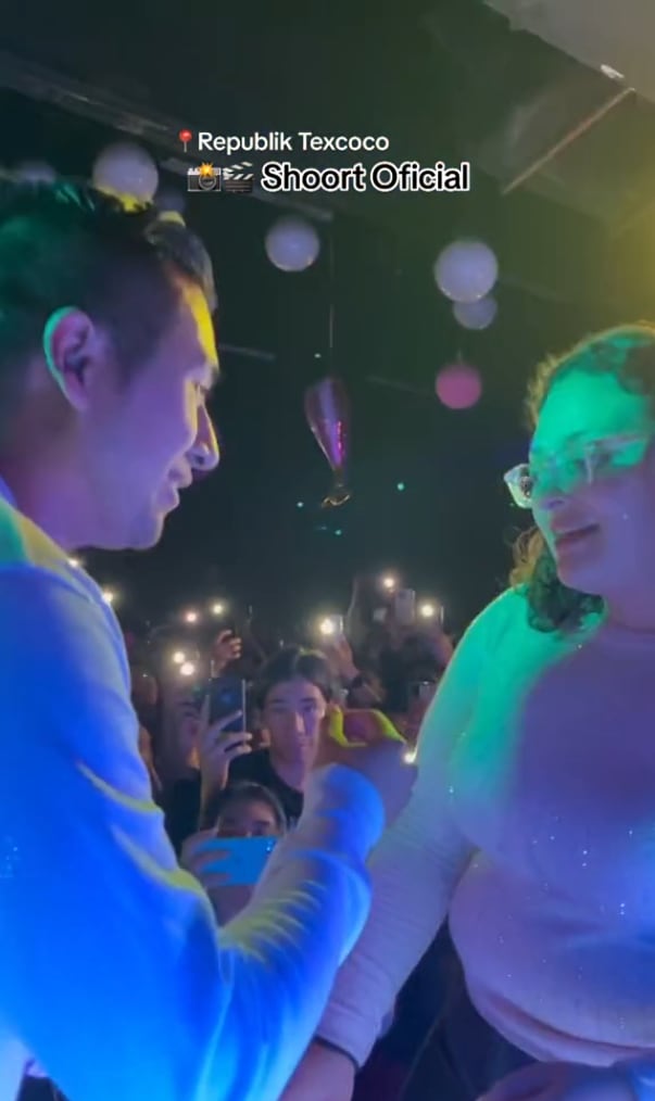 Piden matrimonio con Reggaeton Champagne de fondo