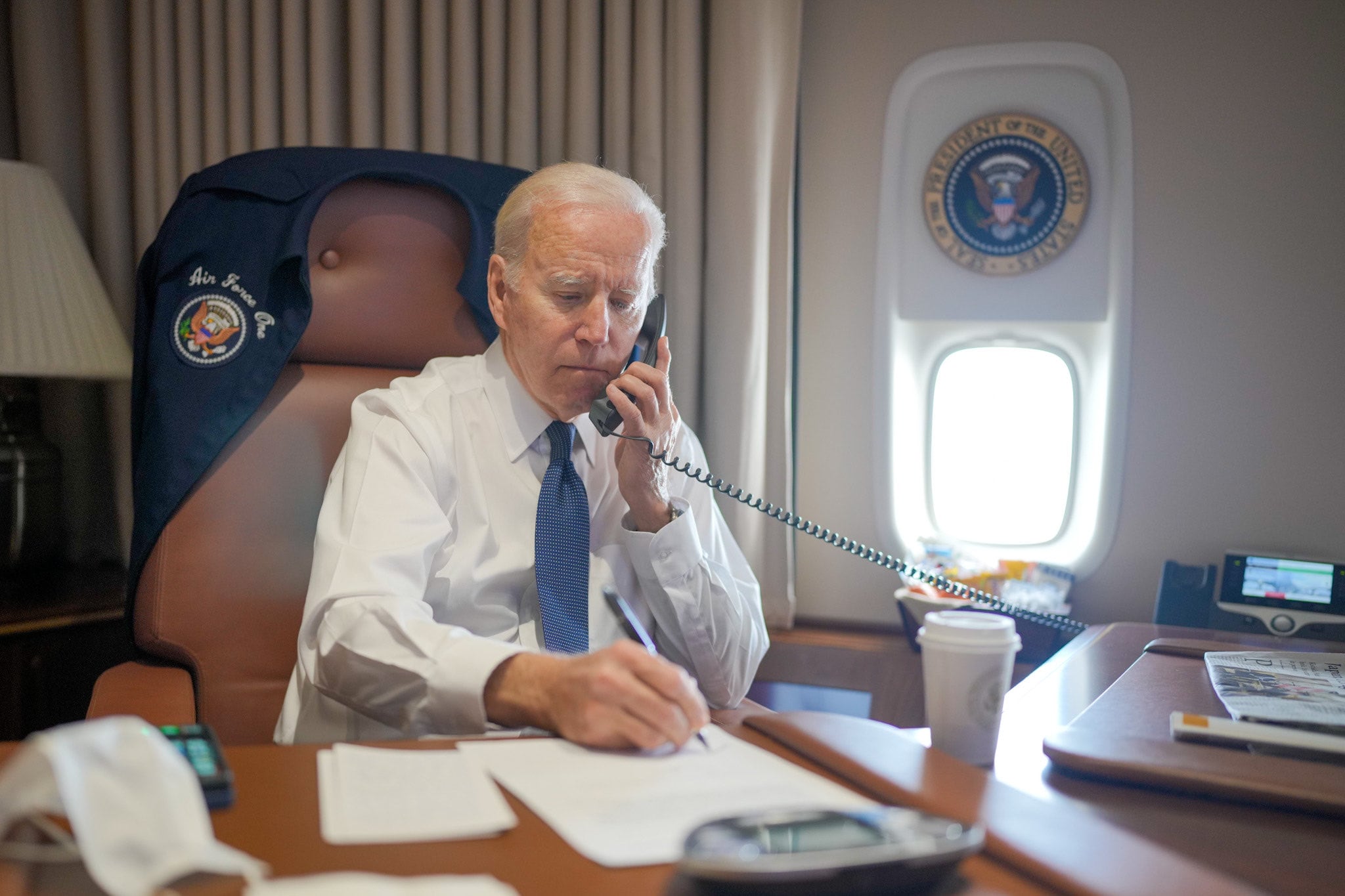 Joe Biden se comunica con Greg Abbott para brindar apoyo
