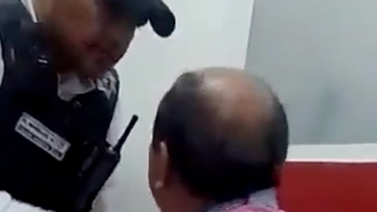 VIDEO: policía del Estado de México abofetea a un hombre y éste le regresa la cachetada