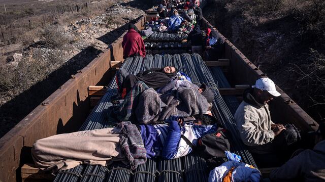 Migrantes, en su mayoría provenientes de Venezuela, viajan a bordo de trenes con dirección al norte del continente