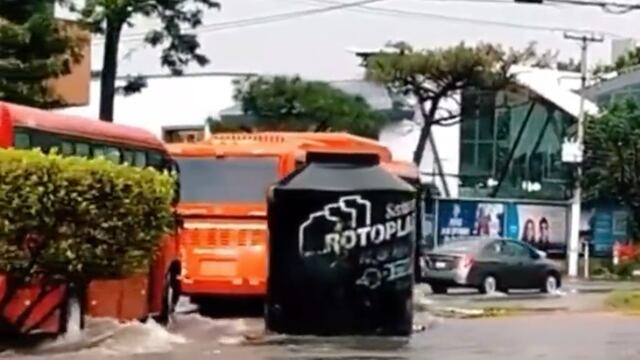 Choque de tinaco Rotoplas contra camión