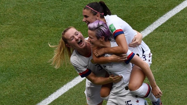 Rapinoe comanda los festejos.