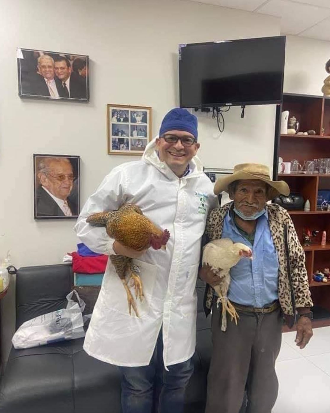 Adulto mayor paga a médico con dos gallinas