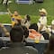 Fans del Club Tigres arman colecta en pleno partido en beneficio de vendedora de cervezas