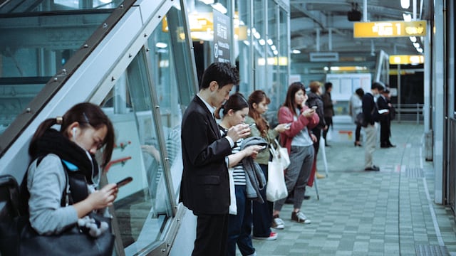 Comprueba estudio que cerebro de adictos al celular se encoge