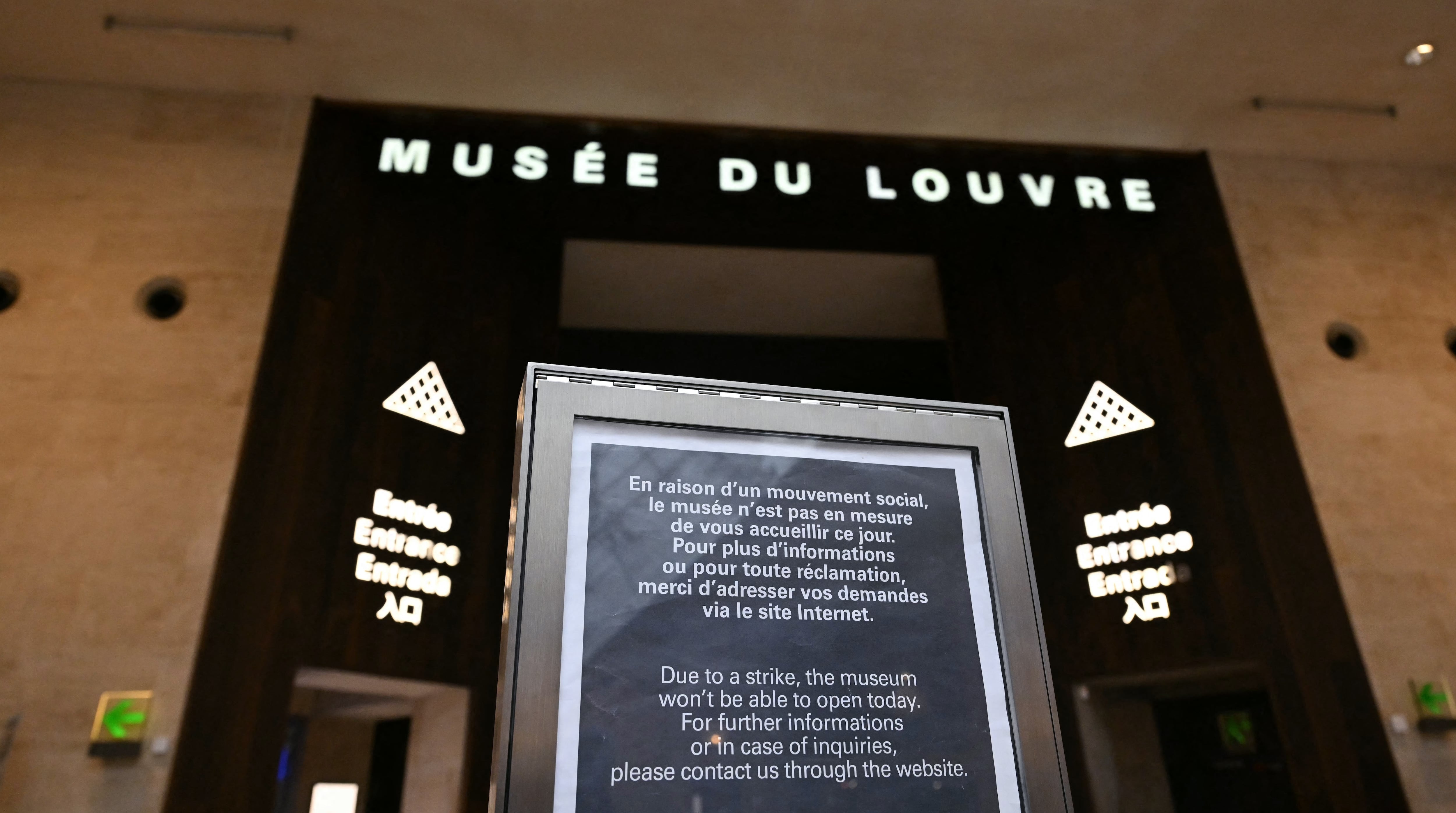 Museo del Louvre paralizado: empleados mantienen huelga tras votación