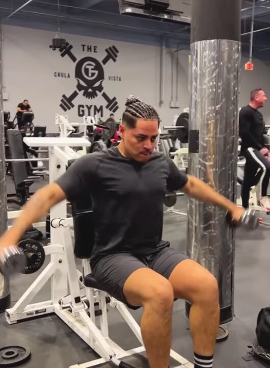 Eduin Caz presume sus trenzas en el gimnasio