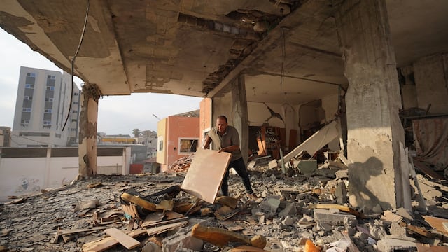 Mueren tres trabajadores humanitarios tras bombardeo en Nuseirat