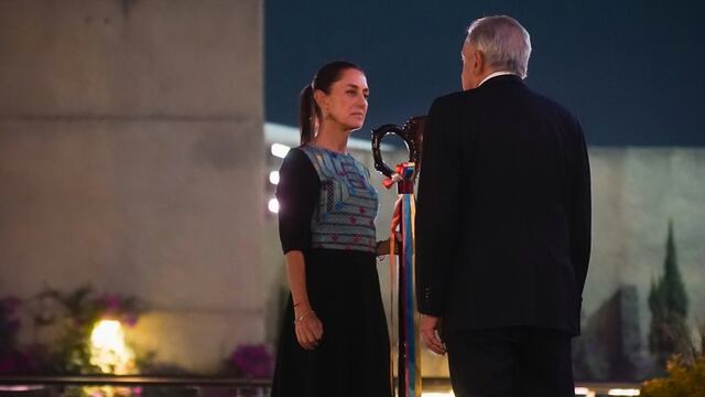 AMLO entrega el “Bastón de Mando” del movimiento a Claudia Sheinbaum.