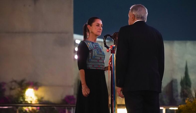 AMLO entrega el “Bastón de Mando” del movimiento a Claudia Sheinbaum.