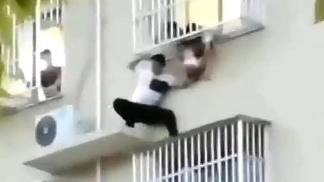 Hombre rescata a niña de caer