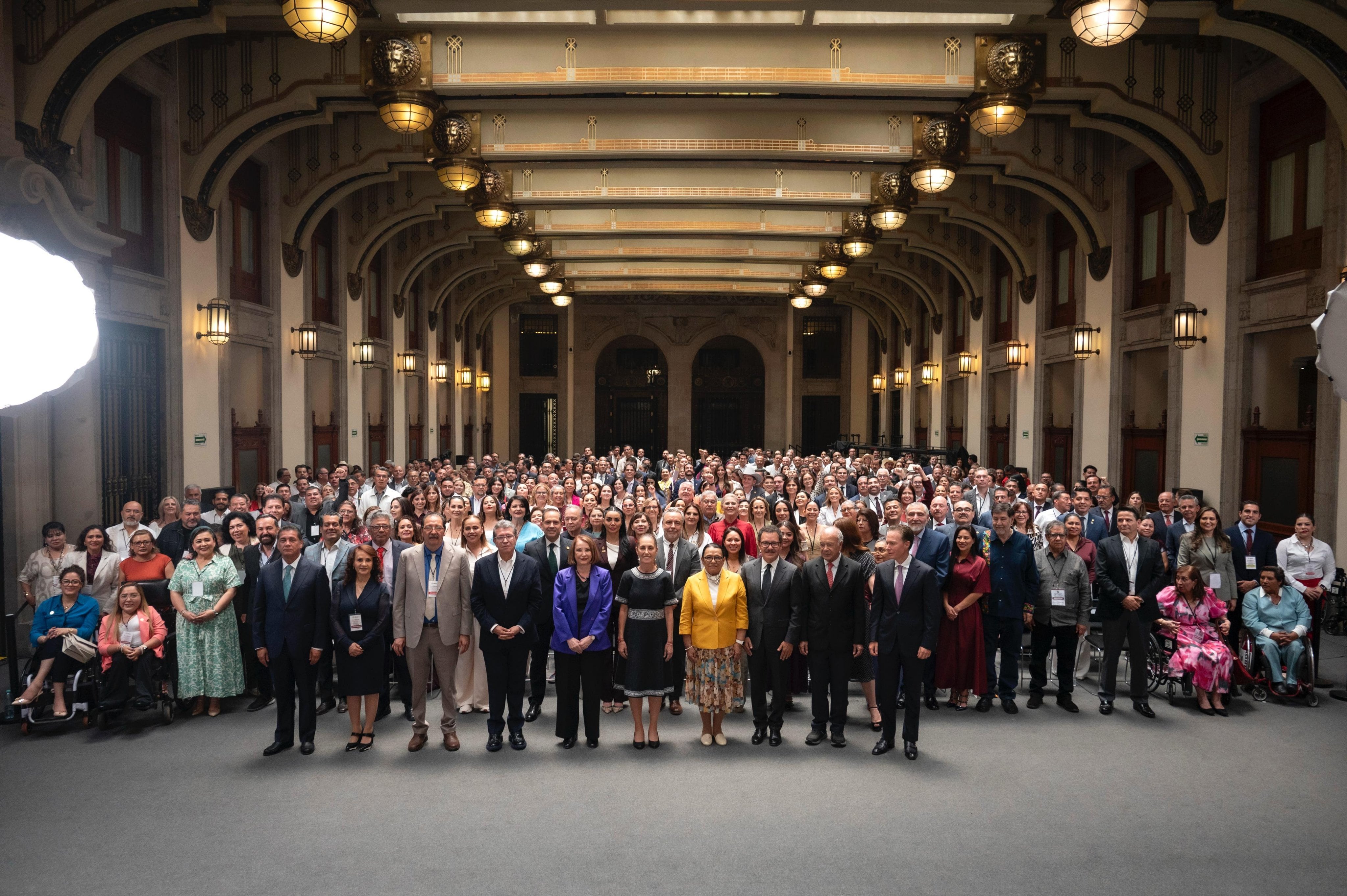 Sheinbaum se reúne con legisladores de Morena y agradece unidad en Palacio Nacional