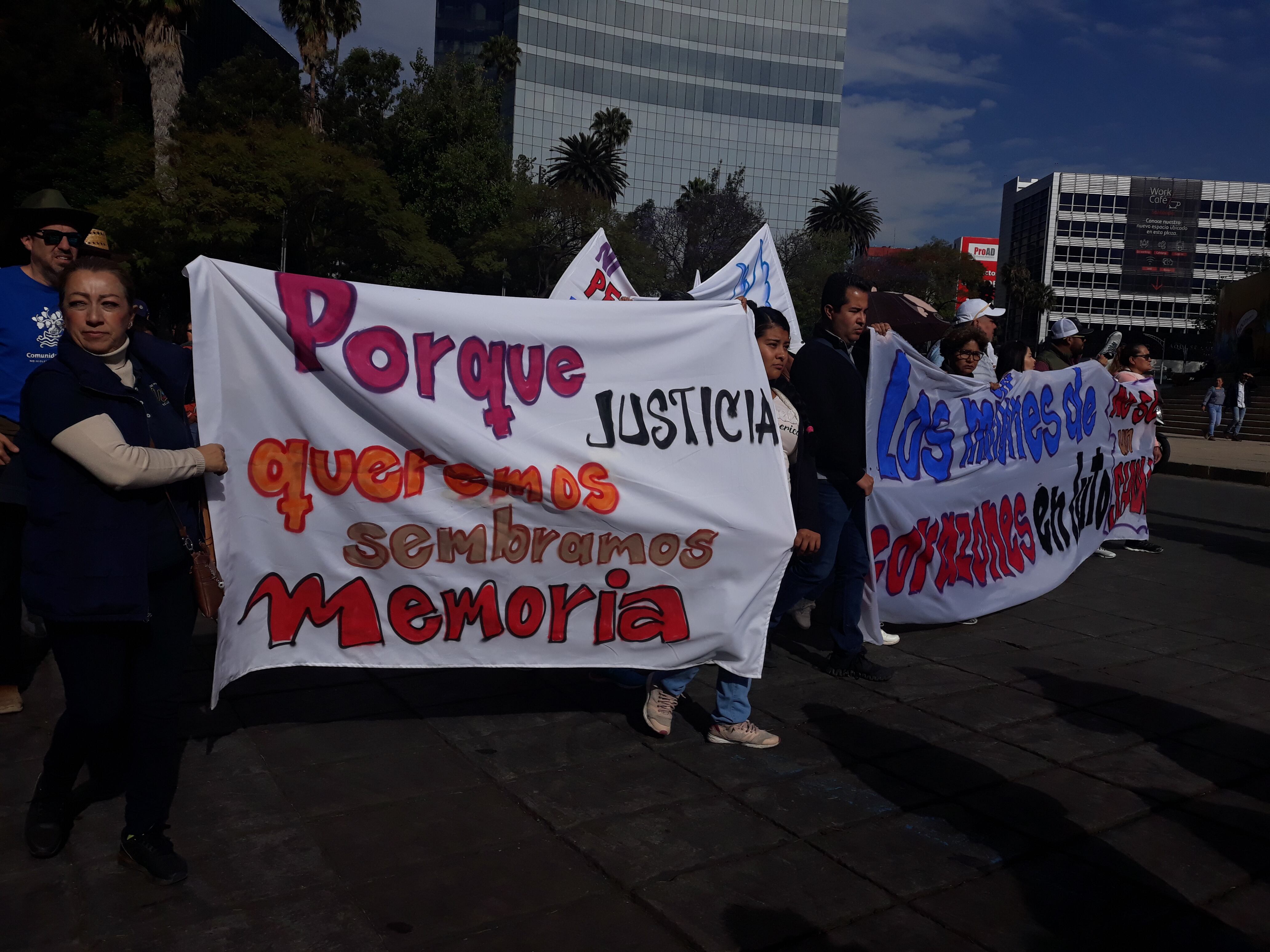 Participantes en la caminata por la paz.