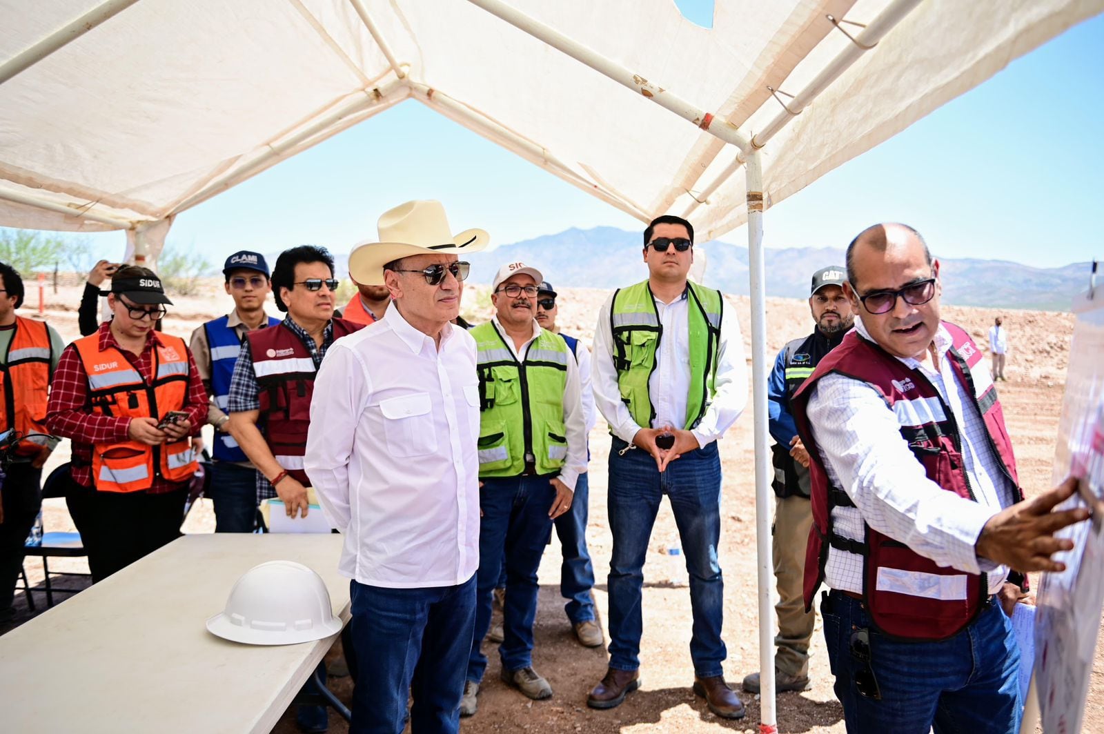 Alfonso Durazo anuncia que incrementará presupuesto para obra pública en municipios de Sonora.