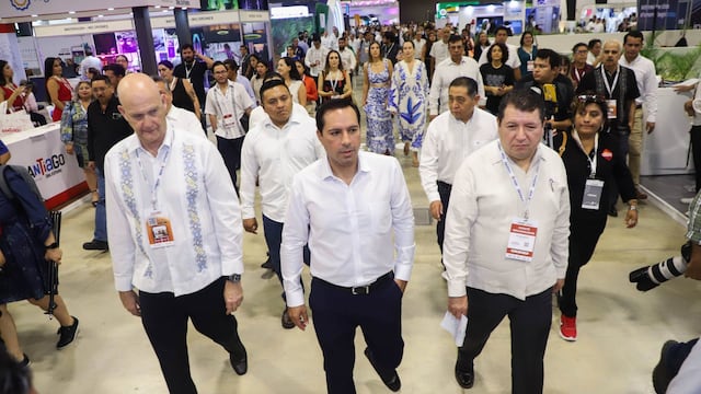Ricard Zapatero, director de negocios internacional de Fira de Barcelona, Mauricio Vila Dosal, gobernador de Yucatán y Manuel Redondo, presidente de Prunus, recorren el Smart City Expo LATAM Congress 2024