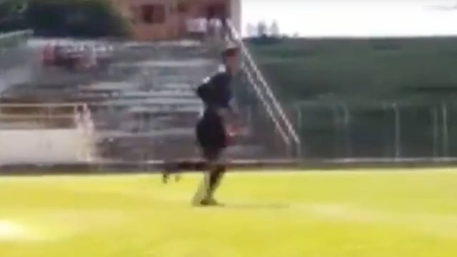 El arbitró reaccionó de muy mala manera