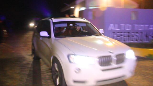 A las 21:50 horas, en una camioneta blanca, Sandra Ávila Beltrán, "La Reina del Pacífico", abandonó el penal federal de Nayarit. Foto/Cuartoscuro