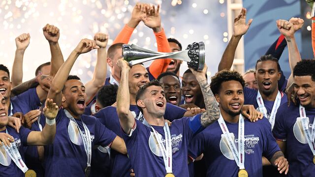 Selección de Estados Unidos con el trofeo de la Concacaf Nations League