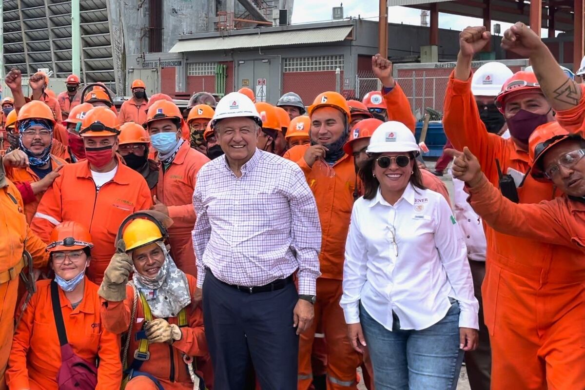 AMLO visita refinería junto con Rocío Nahle