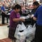 Profeco pide a tiendas no revisar tickets de compra a clientes