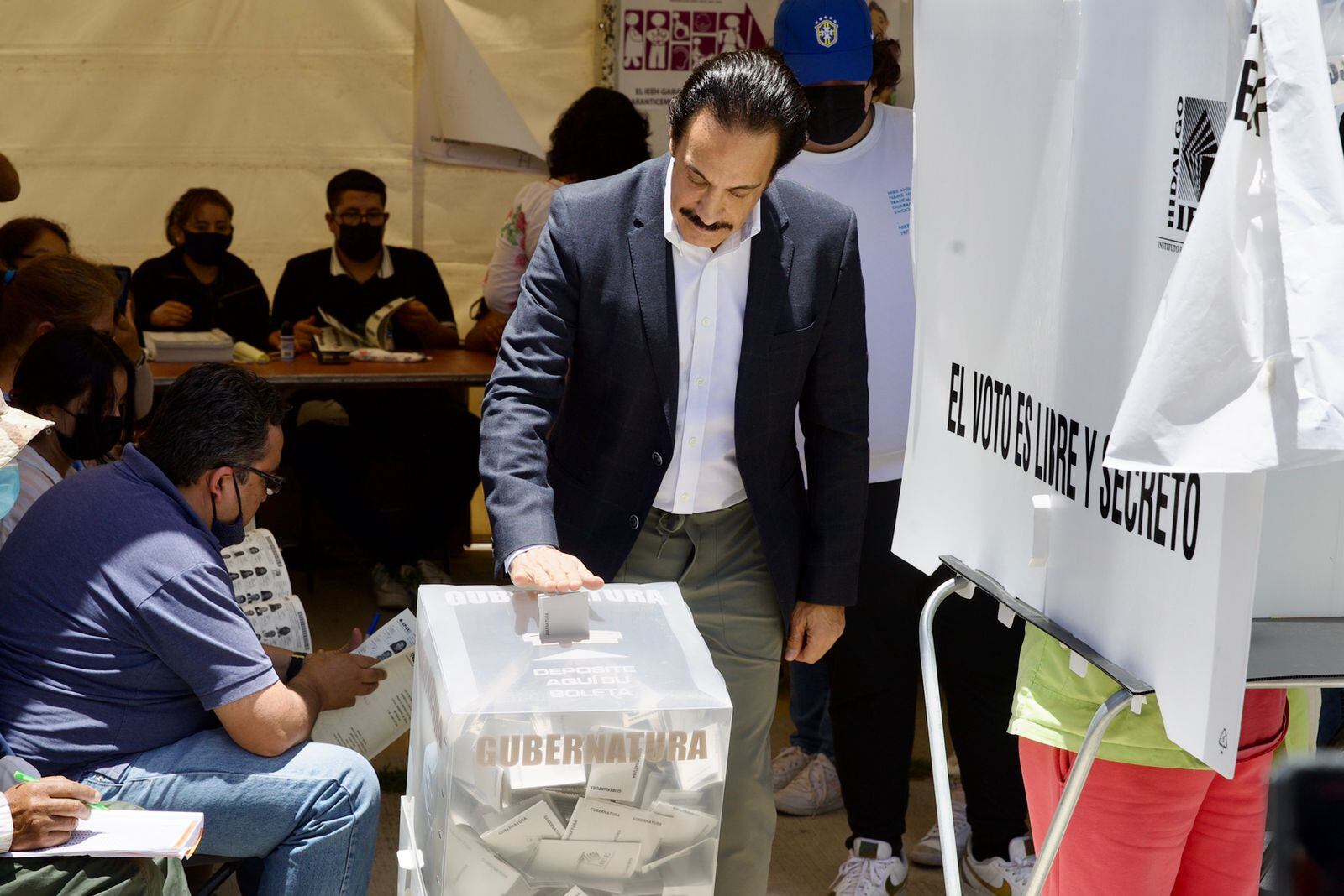 Omar Fayad ya votó
