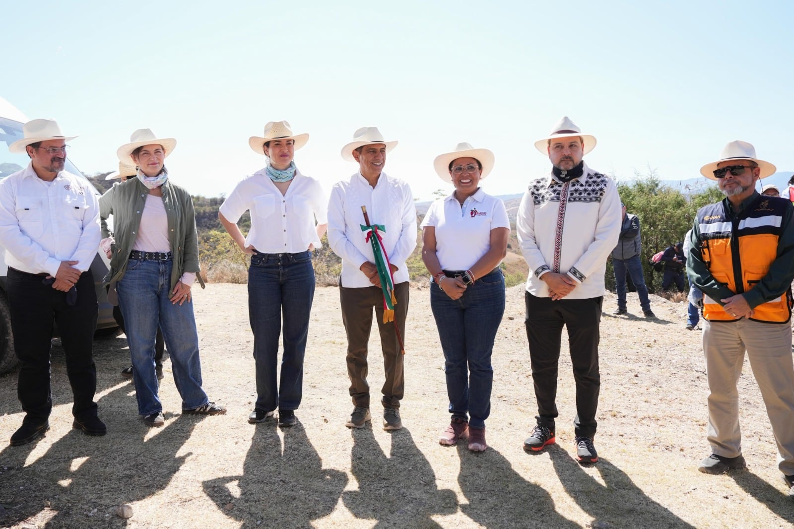 Salomón Jara recorre la Tumba 10 de Huitzo junto a Claudia Curiel.