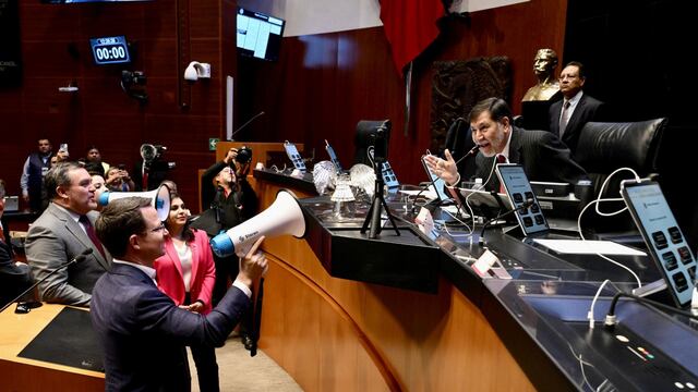 Ricardo Anaya y Federico Döring, senadores panistas, protestaron con megáfonos ante el desacuerdo del orden del día de la sesión ordinaria presidida por Gerardo Fernández Noroña