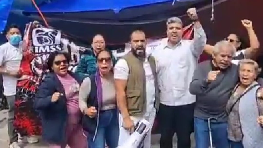 Trabajadores del IMSS rechazan aumento de 8% y mantienen protesta en Siglo XXI