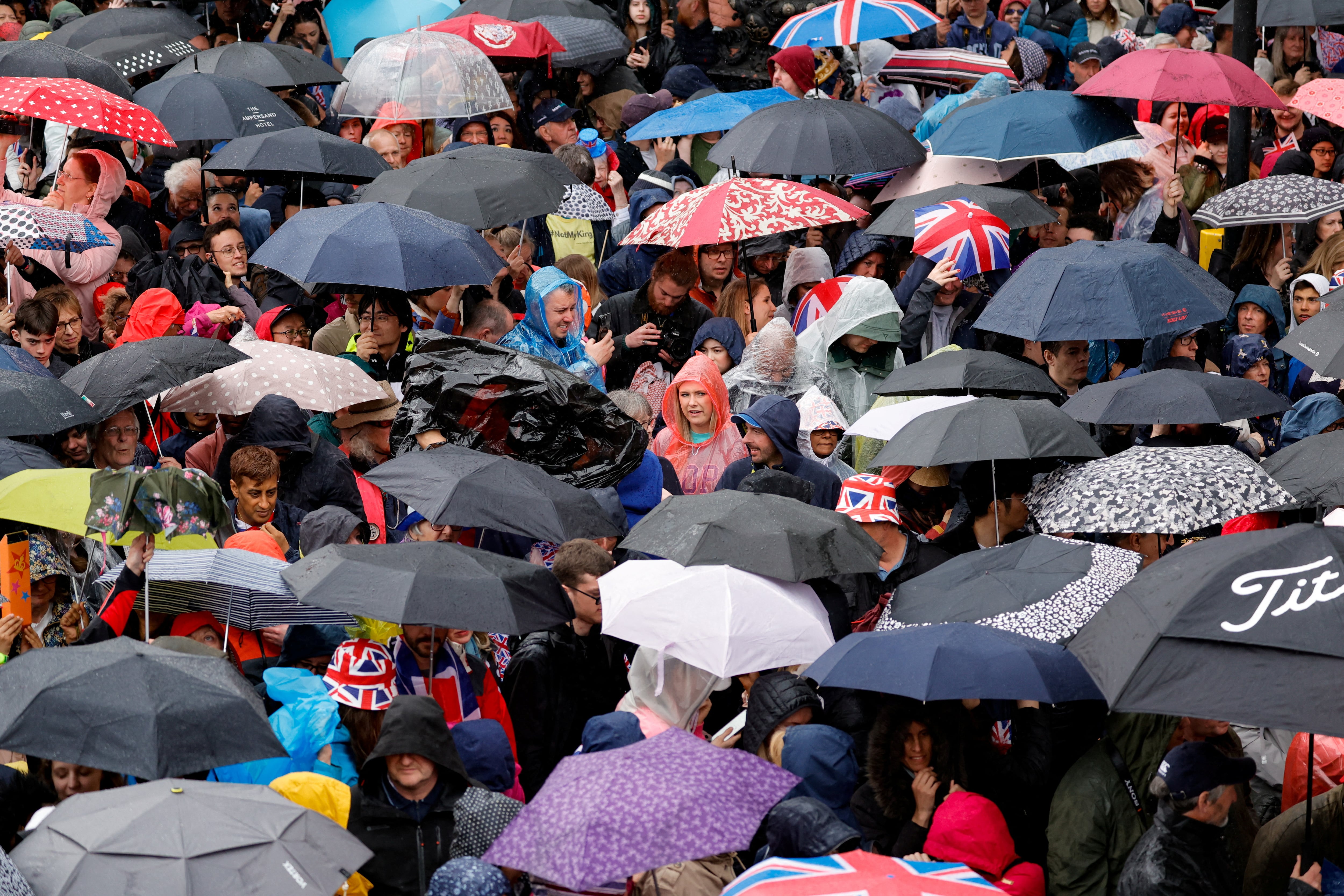 Lluvia hace su presencia en Londres para la ceremonia de coronación de Carlos III