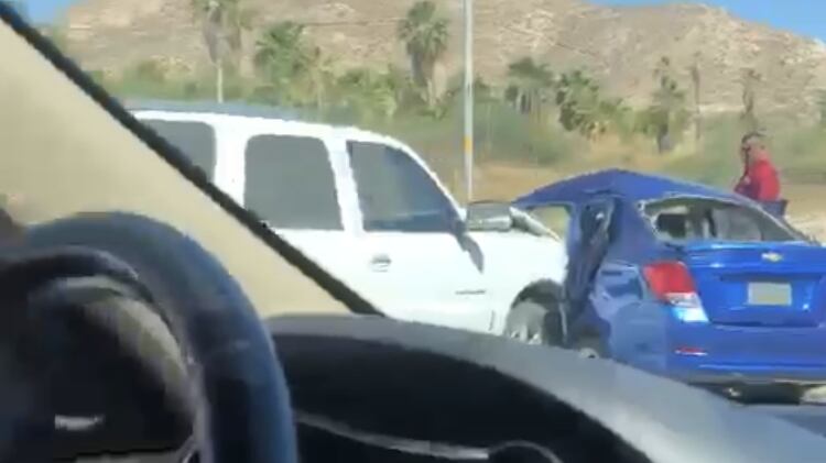 En Los Cabos taxista cierra paso a UBER y ocasiona accidente (VIDEO)