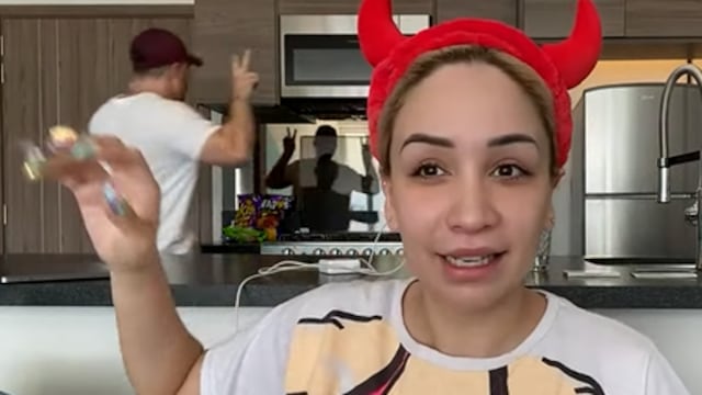Novio de Daniela Rodrice aparece en un en vivo.